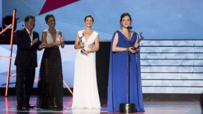 La actriz chilena Daniela Vega (d) recibió el premio por Mejor Interpretación Femenina por la película 'Una mujer fantástica'.// Foto EFE