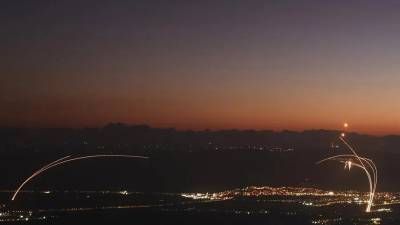 Hizbulá lanzó una lluvia de cohetes y drones contra Israel tras un bombardeo esta madrugada.