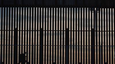 Personas caminan a lo largo de la frontera de Estados Unidos con México en El Paso, Texas (EE.UU.), este 27 de diciembre de 2022.