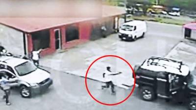 El video captó a una camioneta gris de la cual se bajaron tres hombres armados y con chalecos antibalas.