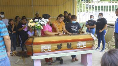 Los familiares dieron el último adiós a Will Fernando Perdomo Suazo, encontrado asesinado en unos matorrales cerca de un campo en la colonia Las Américas.