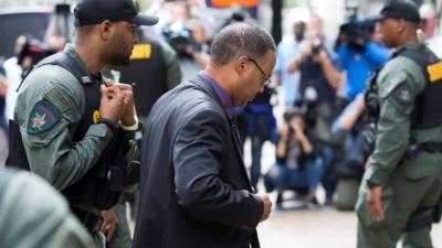 El policía Caesar Goodson, uno de los seis agentes culpados de la muerte del joven negro Freddie Gray, al llegar a Baltimore, Marylan. EFE