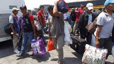 El techo de un vagón de carga parece ser la única alternativa para que los migrantes logren su objetivo de llegar a la frontera con EEUU.