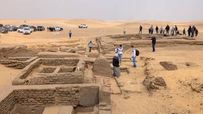 Los arqueólogos descubrieron las cinco tumbas al noreste de la pirámide del rey Merenre I, que gobernó Egipto alrededor del 2,270 aC.