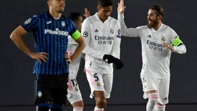 Real Madrid's Spanish defender Sergio Ramos (R) celebrates his goal during the UEFA Champions League round of 16 second leg football match between Real Madrid CF and Atalanta at the Alfredo di Stefano stadium in Valdebebas, on the outskirts of Madrid on March 15, 2021. (Photo by PIERRE-PHILIPPE MARCOU / AFP)