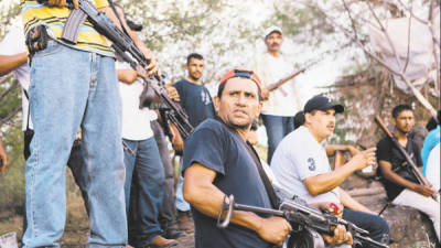 Un grupo de autodefensa en un punto de control de tráfico en el estado de Michoacán