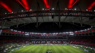 BRA10. RÍO DE JANEIRO (BRASIL), 12/04/2017.- Vista de un mosaico hecho por los seguidores del club Flamengo antes del partido contra el Atlético Paranaense hoy, miércoles 12 de abril de 2017, por el grupo 4 de la Copa Libertadores, en el Estadio Maracaná de Río de Janeiro (Brasil). EFE/Antonio Lacerda