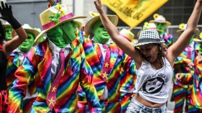 Miembros del grupo 'Cordão do Bola Preta' participan este sábado 1 de marzo de 2014, durante su desfile tradicional del Carnaval en el centro de Río de Janeiro (Brasil). EFE
