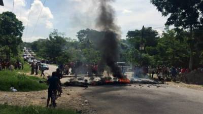 Los protestantes quemaron llantas e hicieron un llamado al presidente Juan Orlando Hernández para que atienda sus demandas.