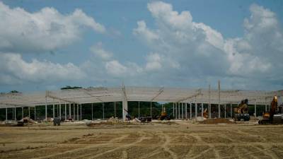 <b><span class=mln_uppercase_mln>Inversión.</span></b> El plantel de Parkdale Mills ya se está construyendo en Choloma, empresarios y gobierno abordan el tema de inversión.<span class=mln_uppercase_mln> Fotos: amílcar izaguirre</span>