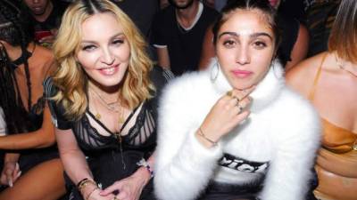 La hija de Madonna debutó sobre la pasarela de la Semana de la Moda de Nueva York 2018 manteniéndose fiel a sus principios y luciendo orgullosa el vello oscuro de sus piernas y axilas.