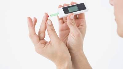 El diabético debe comprobar su nivel de glucosa en sangre tres hasta cinco veces al día.