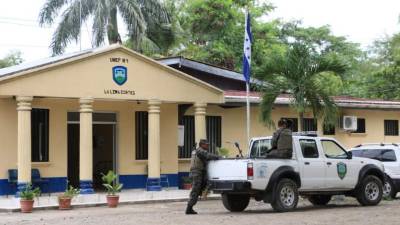 El actual edificio resulta insuficiente para albergar a los uniformados. Foto: Efraín Molina.