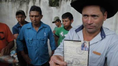 Parientes de Juan Pérez y Santos Sánchez llegaron ayer a la morgue a reclamar sus restos.