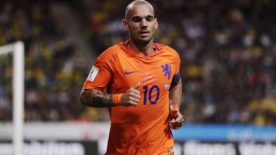 El N.10 holandés debutó con su selección el 30 de abril de 2003 en un amistoso ante Portugal (1-1). En aquel entonces tenía 19 años y militaba en el Ajax.
