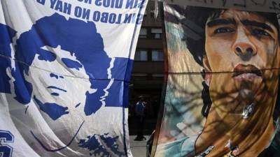 Ante la complicada situación de salud de Diego Armando Maradona, que deberá ser intervenido quirúrgicamente, los seguidores del astro argentino salieron a la calles para mostrarle su apoyo. Fotos AFP y EFE.
