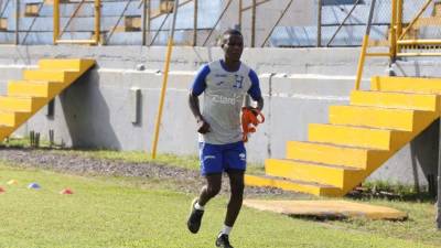 El delantero Rubilio Castillo en la cancha del Estadio Morazán.
