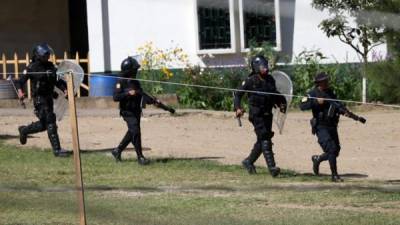 Policías guatemaltecos retoman el control el 18 de julio de 2016, de la cárcel Granja Penal Pavón en Fraijanes (Guatemala), donde se produjo una riña que terminó con la muerte del capitán Byron Lima y otras 12 personas. EFE.