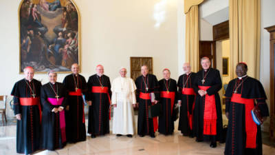 Fotografía facilitada por 'L'Osservatore Romano' que muestra al Papa Francisco durante una reunión con varios cardenales en la Biblioteca de su residencia en la Ciudad del Vaticano hoy, martes 1 de octubre de 2013.