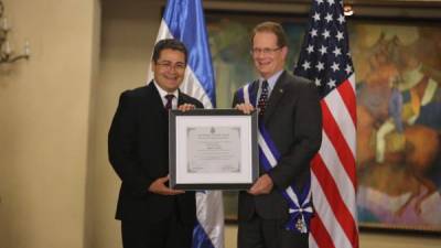 El presidene Juan Orlando Hernández junto al Embajador de EUA, James Nealon.