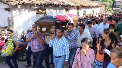 Los pobladores cargaron el ataúd.
