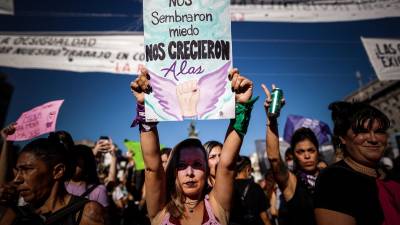 Colectivos sociales y feministas salen a las calles para conmemorar el Día Internacional de la Mujer, hoy, en Buenos Aires (Argentina). EFE/Juan Ignacio Roncoroni