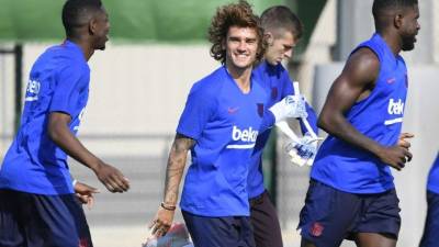 Griezmann se mostró feliz en su primera práctica como jugador del Barcelona. Foto AFP.