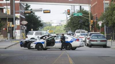 El único asaltante huyó con una furgoneta tras el tiroteo en la comisaría y fue abatido por un francotirador.