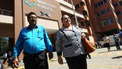 La directora del Intae, Clementina García, acompañada del presidente de padres de familia, Héctor Rivas, al salir del Ministerio Público.
