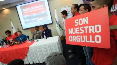 La plantilla fue recibida con pancartas de 'son nuestro orgullo'.
