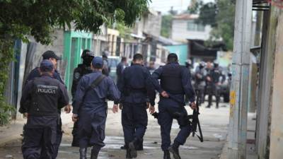 En los barrios y colonias de la ciudad la Policía Nacional realiza patrullajes a pie.