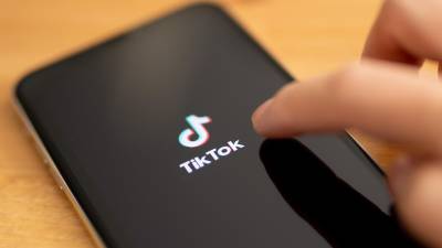 Imagen de la plataforma TikTok en un móvil.