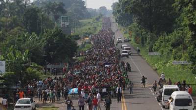 La caravana de migrantes centroamericanos llegó esta tarde a Tapachulas, Chiapas, tras ocho horas de caminata recorriendo los 40 kilómetros desde el paso fronterizo de Ciudad Hidalgo.