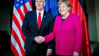 En la imagen, el vicepresidente estadounidense Mike Pence y la canciller alemana Angela Merkel.