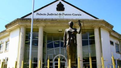 La audiencia se desarrolla en los juzgados de Puerto Cortés.