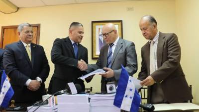 El diputado Wilmer Velásquez recibe del viceministro Carlos Borjas el proyecto de presupuesto 2018.