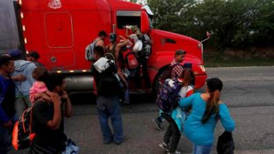 La segunda caravana de migrantes hondureños que atraviesa Guatemala retoma su recorrido hacia Guastatoya desde Zacapa (Guatemala) hoy, miércoles 24 de octubre de 2018, con Estados Unidos como destino final. EFE