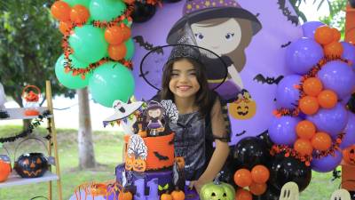 Jennifer Gisselle Isaula Pineda, la feliz cumpleañera junto a su pastel temático de Halloween