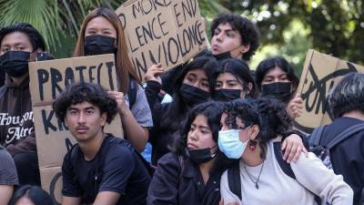 Estudiantes participan en una protesta para exigir un mayor control de armas en Estados Unidos tras la masacre escolar en Uvalde en la que fueron asesinados 19 niños y sus dos maestras.