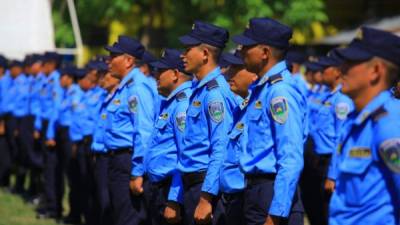 Fotografía del cambio de uniforme de la Policía Nacional.
