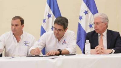 El presidente Juan Orlando Hernández durante la firma del convenio.