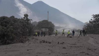 El volcán de Fuego, de 3,763 metros de altura está situado 35 km al suroeste de la capital. AFP/Archivo