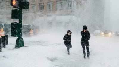 EPA742. NUEVA YORK (ESTADOS UNIDOS), 04/01/2018.- Peatones caminan bajo la nieve un frío día de invierno en Nueva York (Estados Unidos) hoy, 4 de enero de 2017. El gobernador de Nueva York, Andrew Cuomo, declaró el estado de emergencia en varias zonas del estado, incluida la ciudad de Nueva York, ante la fuerte tormenta que se registra desde primeras horas de hoy. EFE/ Alba Vigaray