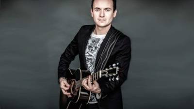 Fonseca se ha declarado admirador de Marc Anthony, Juan Luis Guerra, Carlos Vives, entre otros; asegura que su gran hit musical fue: Te mando flores.