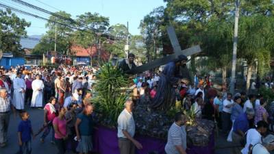 Centenares de sampedranos caminan por la siete calle y avenida Junior para recordar la Pasión, Muerte y Resurrección de Cristo en el marco del Viernes Santo.
