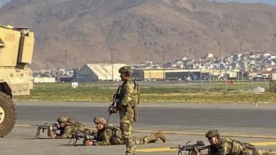 Soldados estadounidenses resguardan el aeropuerto de Kabul mientras siguen las masivas evacuaciones de ciudadanos que huyen del Talibán./AFP.