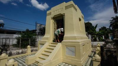 Un obrero limpia un mausoleo en el cementerio general del barrio Paz Barahona.