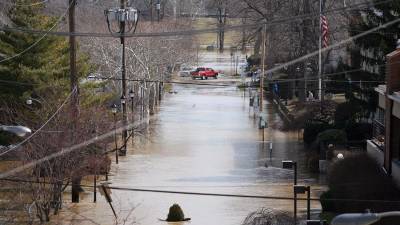 Las aguas que se desbordaron dañaron puentes y han inundado casas, negocios y carreteras.