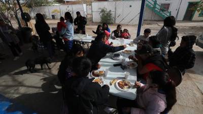 Voluntarios ofrecieron una cena para el día festivo en la frontera norte de México.