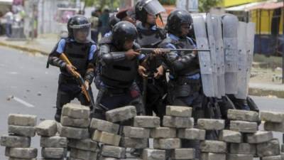 Fuerzas antimotines y de choque del gobierno de Daniel Ortega atacaron este lunes a tiros las barricadas que manifestantes levantaron en barrios orientales de Managua, en el marco de las protestas que sacuden a Nicaragua desde hace casi dos meses, informaron medios locales.